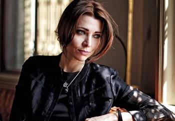 ELIF-SHAFAK-retrato